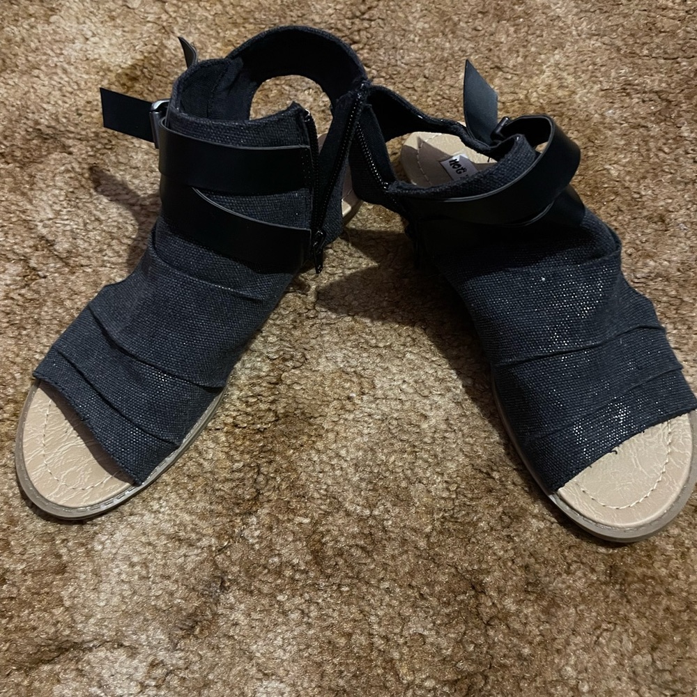Black sandals. Size 7